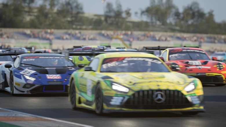 Une Mercedes-AMG GT3 jaune et verte en tête d'un peloton de voitures GT3 sur circuit