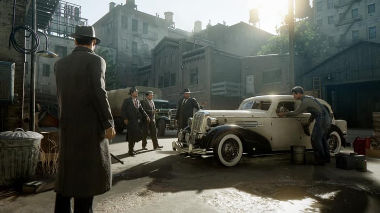 Une rue de Lost Heaven dans les années 1930, avec des hommes en manteau près d'une voiture d'époque