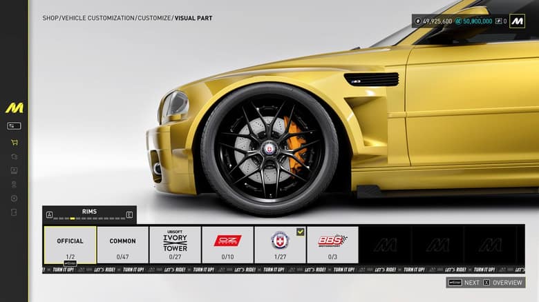 Écran de personnalisation d'une voiture jaune, avec un choix de jantes de différentes marques