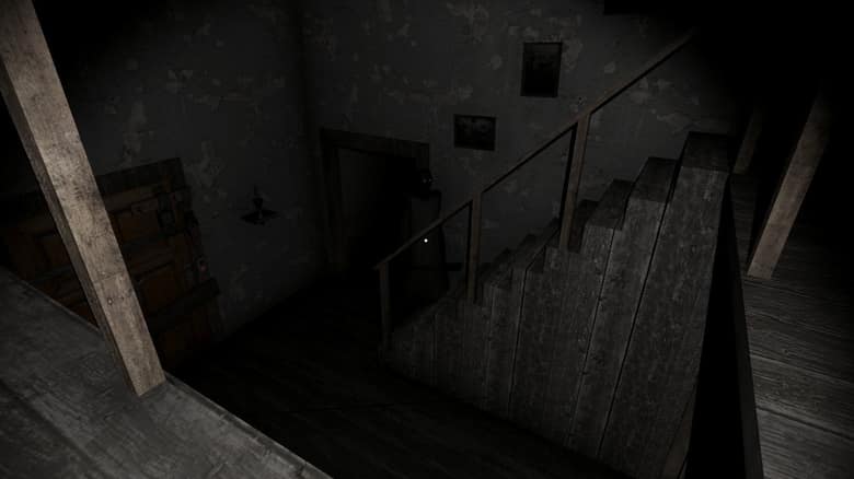 Escalier sombre de la maison de Granny, avec une porte barricadée à gauche et une silhouette dans l'embrasure