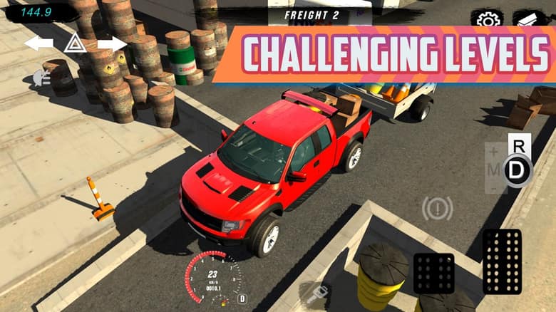 Pick-up rouge à garer entre des barils et des plots dans un niveau de Car Parking Multiplayer
