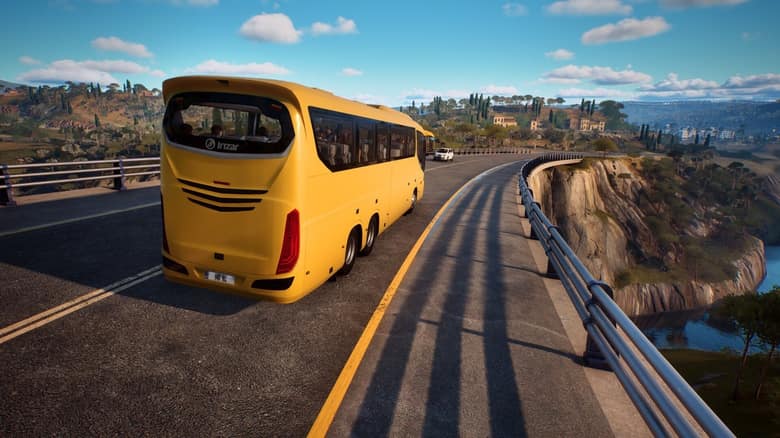 Autocar jaune sur une route de corniche au-dessus de la mer dans Bus Simulator 27