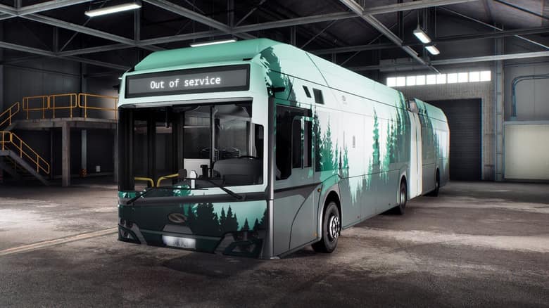 Bus articulé vert et blanc dans un dépôt, affichant « Out of service »
