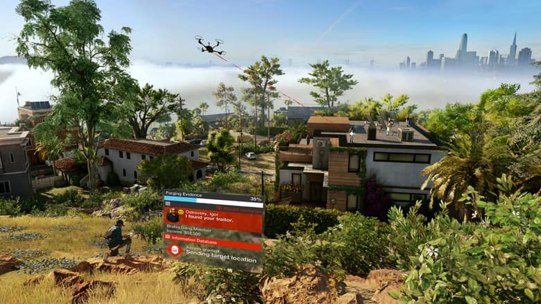 Un drone survole une colline verte et ses maisons, avec les tours de San Francisco au loin