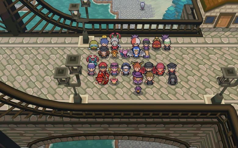 Une trentaine de dresseurs et leurs Pokémon rassemblés sur un pont pavé de PokeMMO