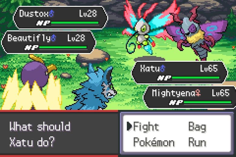 Combat en duo dans Pokémon Odyssey : Papinox et Charmillon face à Xatu et à une forme régionale de Grahyèna
