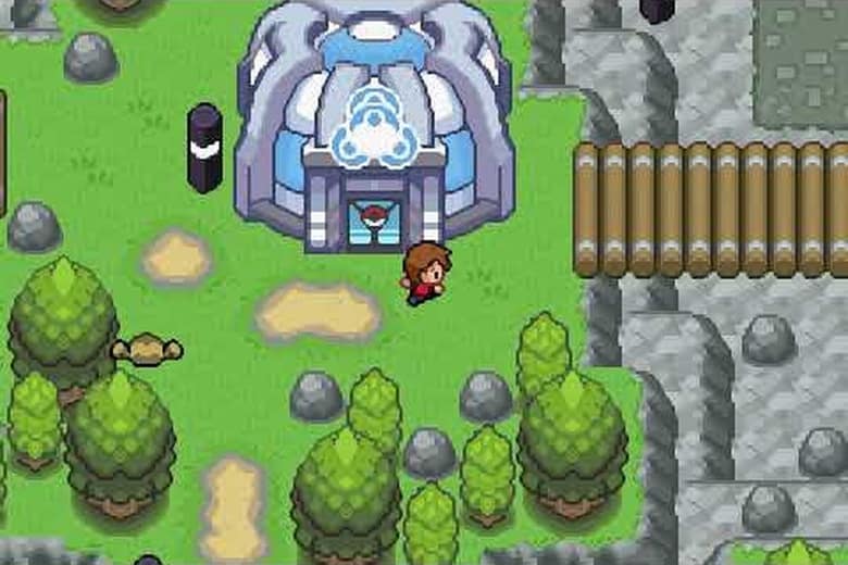 Écran de Pokémon Éclat Pourpre V2 : la dresseuse sur un chemin de village, devant un bâtiment en forme de dôme bleu et blanc