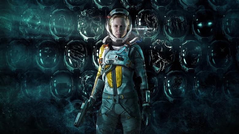 Returnal : Selene en combinaison spatiale devant une paroi de capsules alien