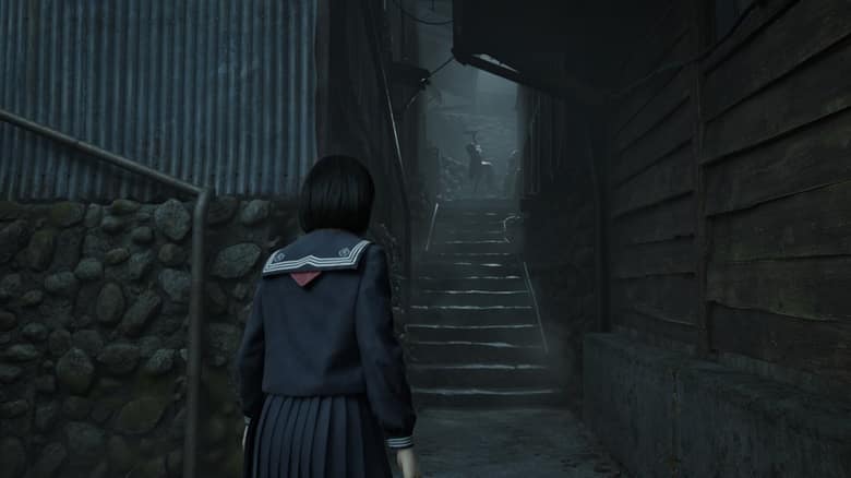 Hinako Shimizu, en uniforme scolaire, face à un escalier de pierre dans une ruelle d'Ebisugaoka