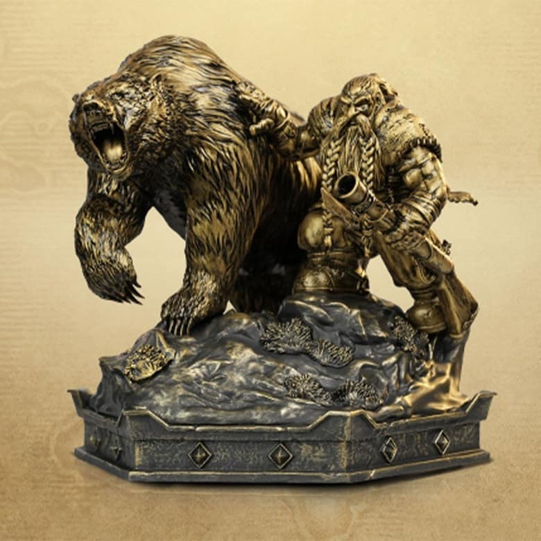 Statuette dorée d'un nain chasseur et de son ours, sur un socle de pierre